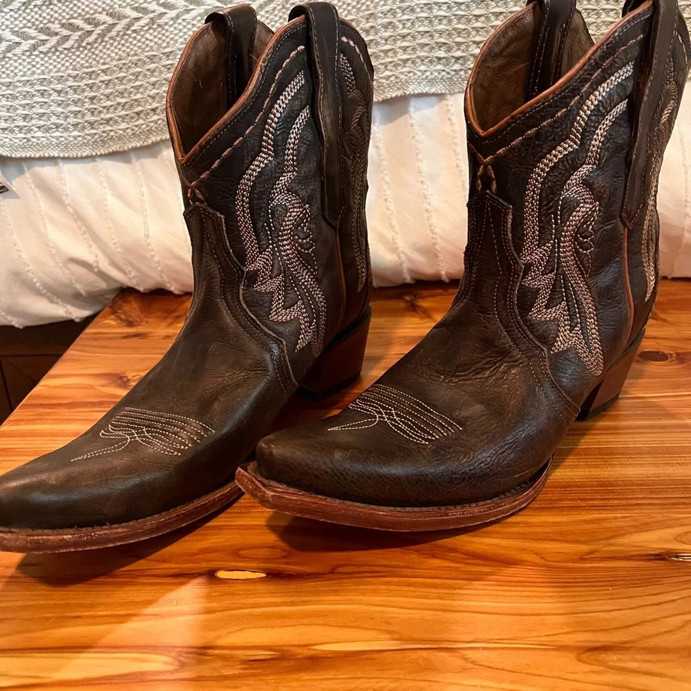 Circle G Brown Short Snipped Toe Boots